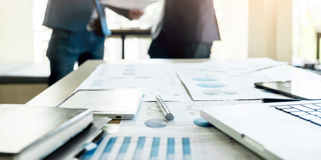 imagen de una mesa con documentos