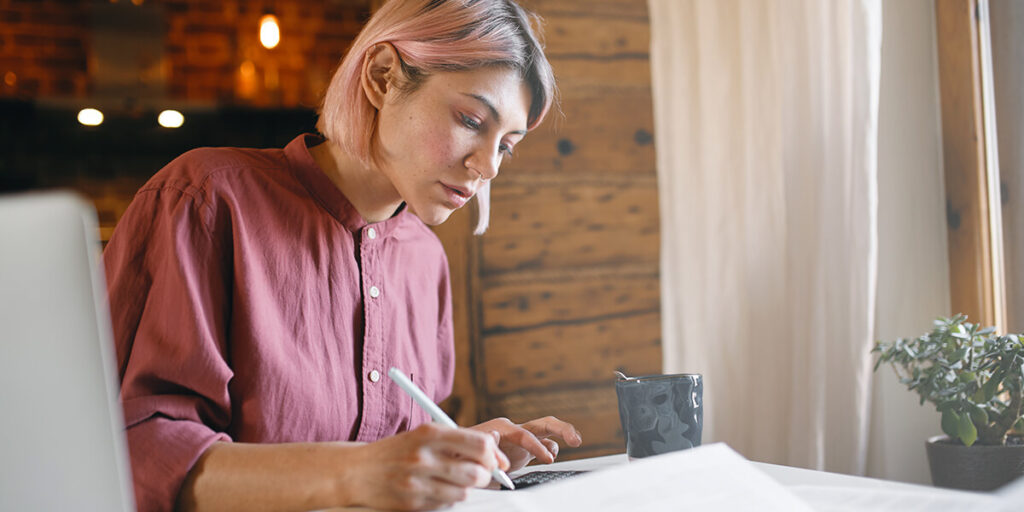imagen de una chica jóven trabajando