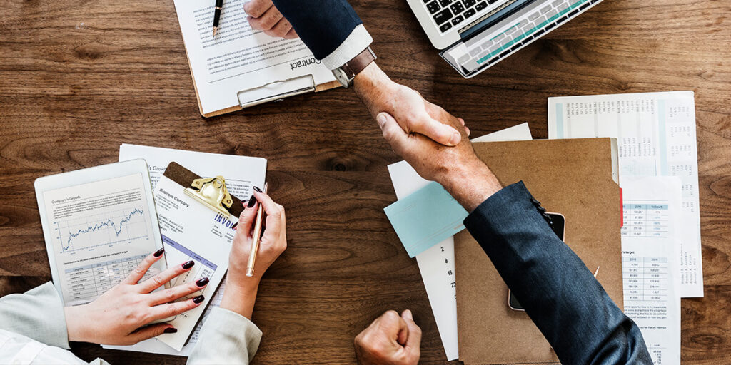 imagen de dos personas dándose la mano como cerrando un acuerdo