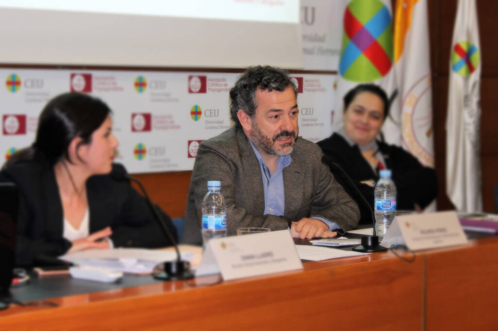 Ricardo Pérez Garrigues en una conferencia